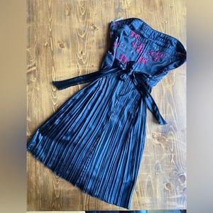 Vintage Le Chateau - Midi silky soft embroidered dress